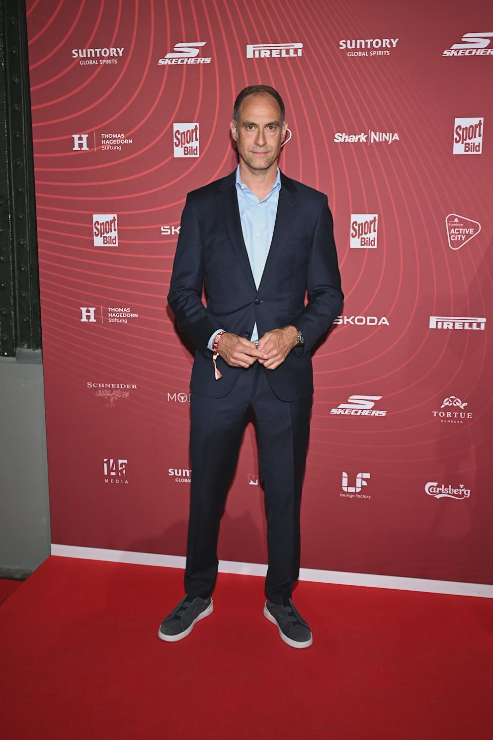 红牛老板：球队氛围不容乐观，西蒙斯的转会可能压哨完成